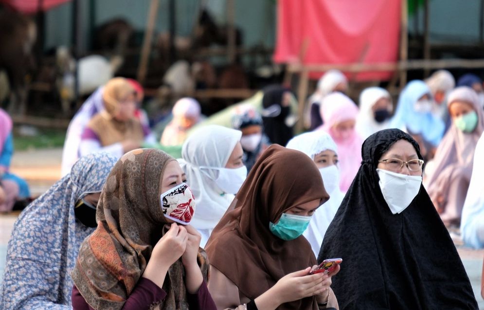  Pelaksanaan salat Id berjamaah beberapa waktu lalu di masa kenormalan baru ini dengan menerapkan protokol kesehatan, seperti menggunakan masker dan menjaga jarak. Foto : Ismail Pohan/TrenAsia