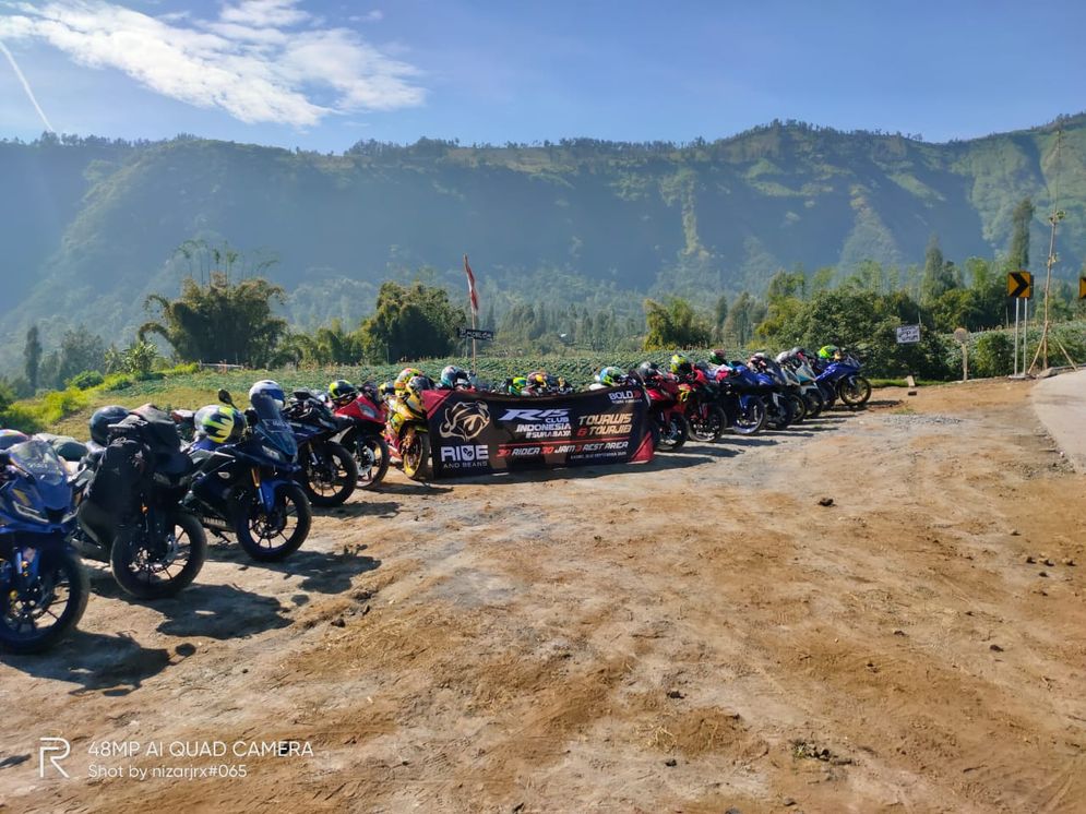Komunitas motor yang tergabung dalam Bold Riders Surabaya menggelar touring menuju Bromo.