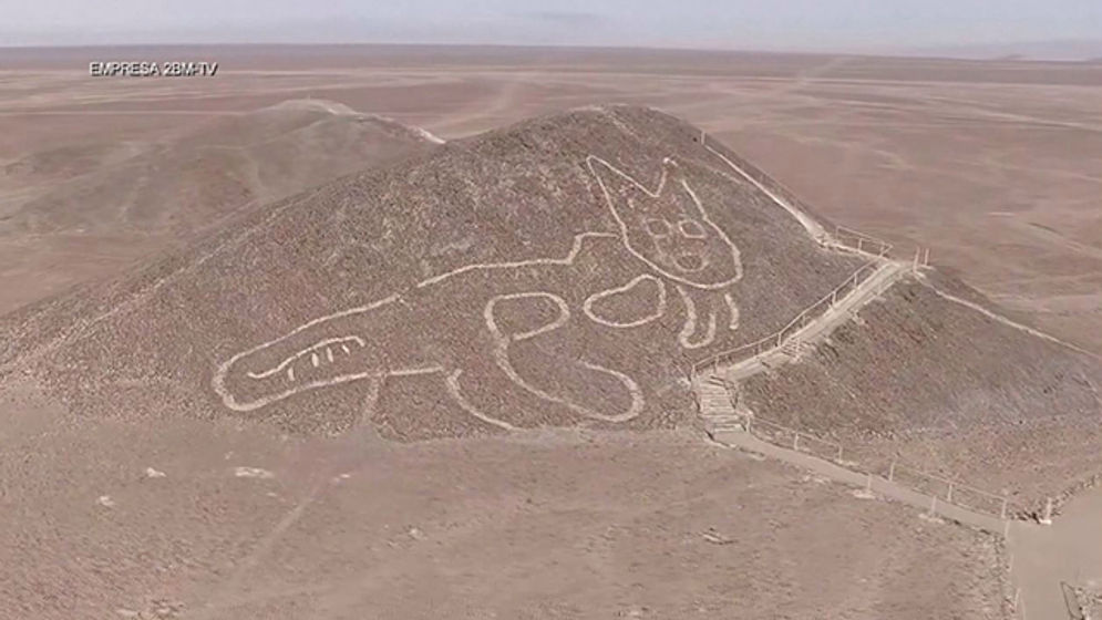 Sosok kucing rakasasa yang ditemukan para arkeolog di lereng bukit gersang di Peru selatan.