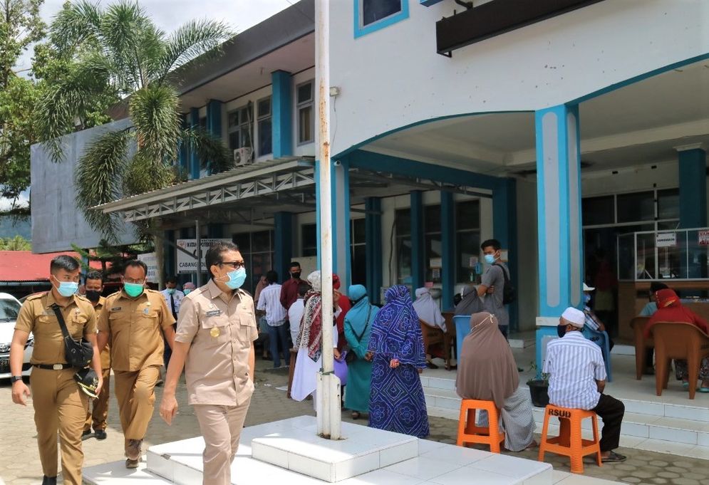 Pjs Bupati Solok Selatan Jasman Rizal saat mendatangi RSUD Muara Labuh/Foto: ist