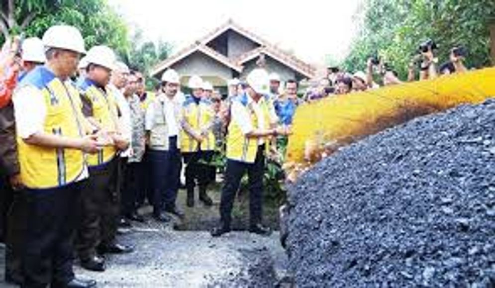 Aspal karet diaplikasikan di jalan Muba