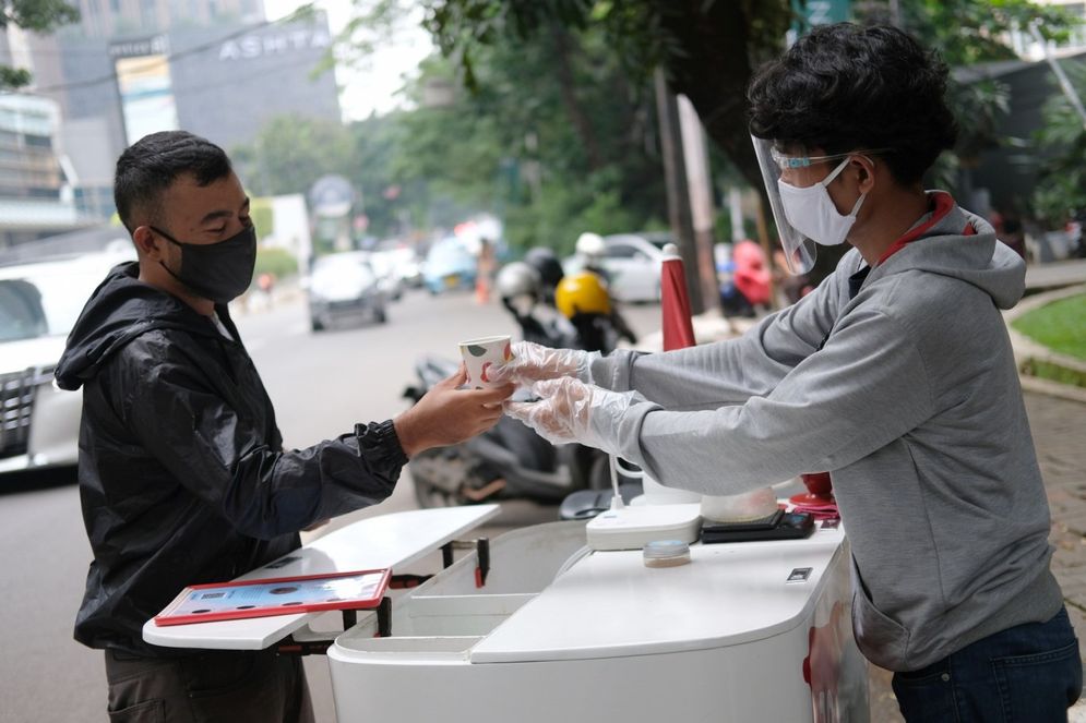 Ubaid (25) membuatkan pesanan kopi pelanggannya di kawasan Senopati, Jakarta Selatan, Rabu, 21 Oktober 2020. Foto: Ismail Pohan/TrenAsia