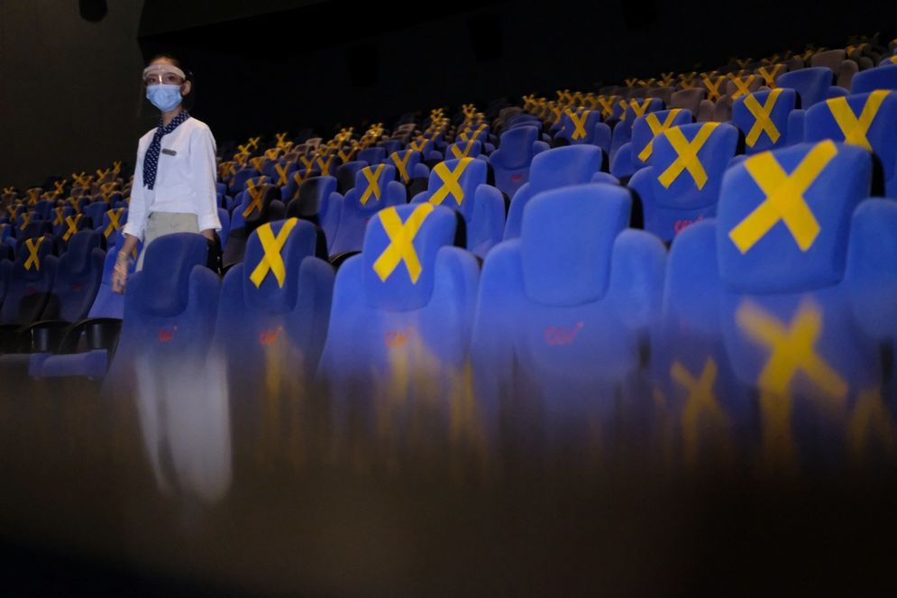 Petugas membersihkan area teater bioskop CGV di Mal Grand Indonesia, Jakarta, Rabu, 21 Oktober 2020. Foto: Ismail Pohan/TrenAsia