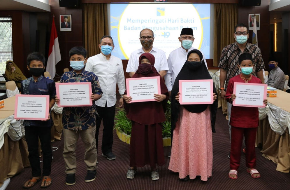 Santunan diserahkan oleh Plh. Kepala BP Batam, Purwiyanto, didampingi Kepala Biro Humas, Promosi dan Protokol, Dendi Gustinandar dan Direktur Pelayanan Lalu Lintas Barang dan Penanaman Modal, Harlas Buana.