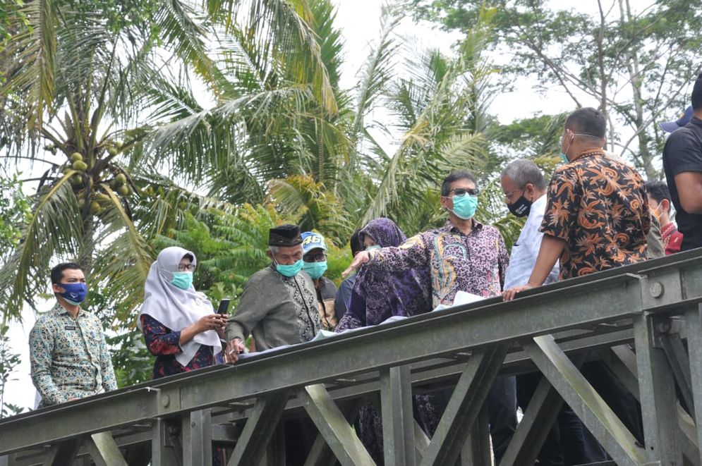 Gubernur Sumbar Irwan Prayitno saat meninjau Batang Agam/Foto: ist