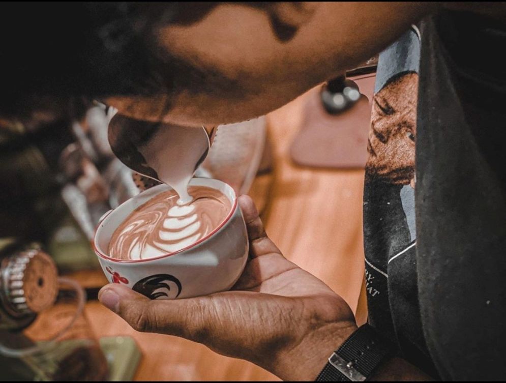 Seorang Barista Kopi Blarr tengah meracik minuman / Dok. TrenAsia.com