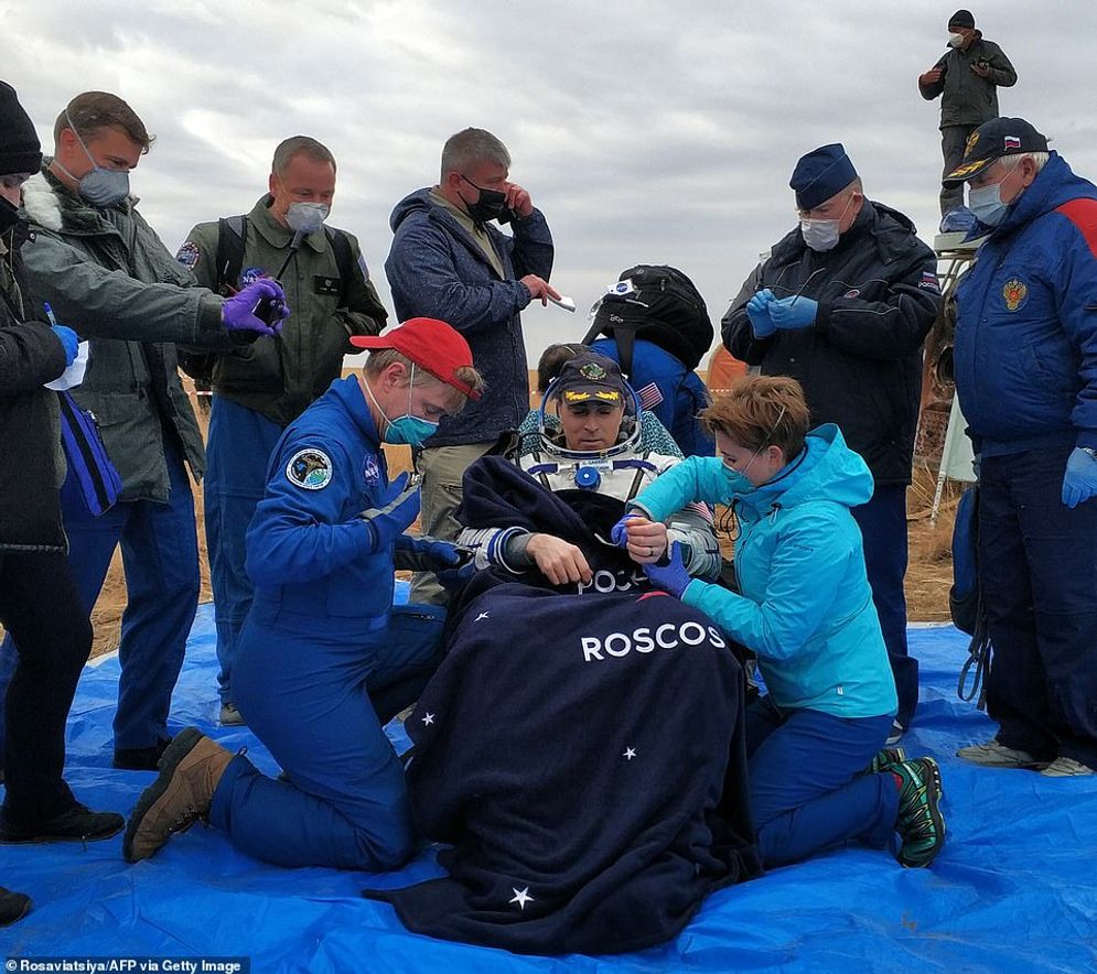 Chris Cassidy, salah satu astronot yang berhasil kembali ke Bumi sedang melakukan pemeriksaan setelah mendarat di stepa Kazakhstan di tenggara kota Dzhezkazgan, Kamis (22/10/2020) pukul 07.54 waktu setempat.
