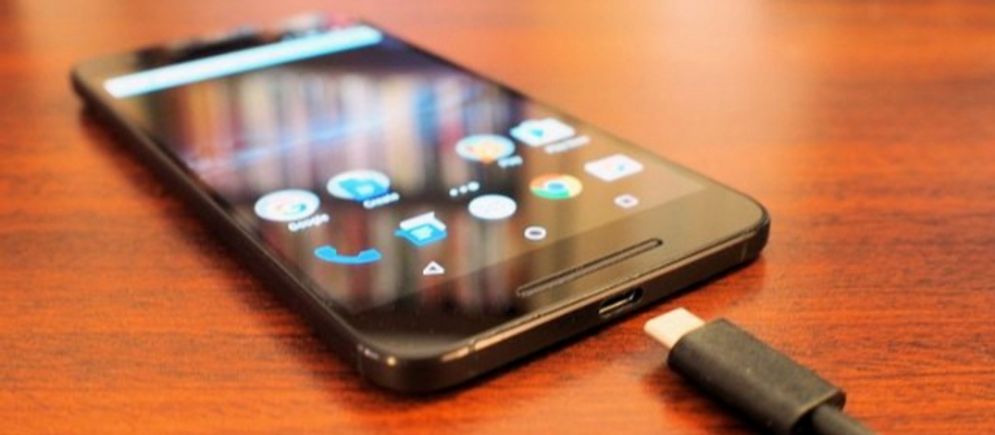 Ilustrasi smartphone dan baterai.