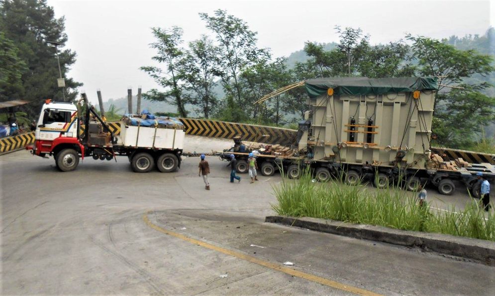 Ilustrasi truk melintasi Sitinjau Lawik Padang/Foto: ist