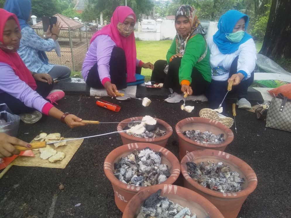 Sejumlah pengunjung Festival Rempah memanggang kemplang ikan