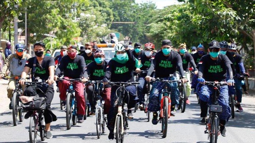 Gubernur Jatim Khofifah Indar Parawansa sepedaan di Situbondo