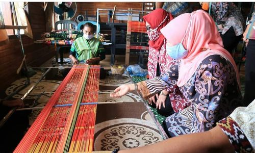 Kerajinan Tenun Tumbit Melayu Mengangkat Kearifan Lokal