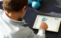 Ilustrasi anak sedang bermain gadget.