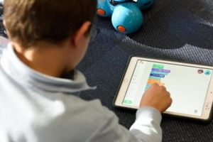 Ilustrasi anak sedang bermain gadget.