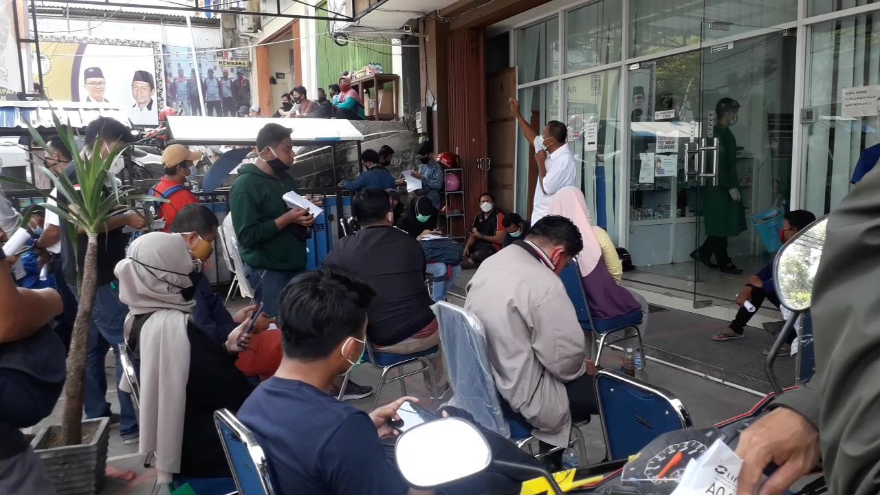 Menunggu giliran pemeriksaan swab