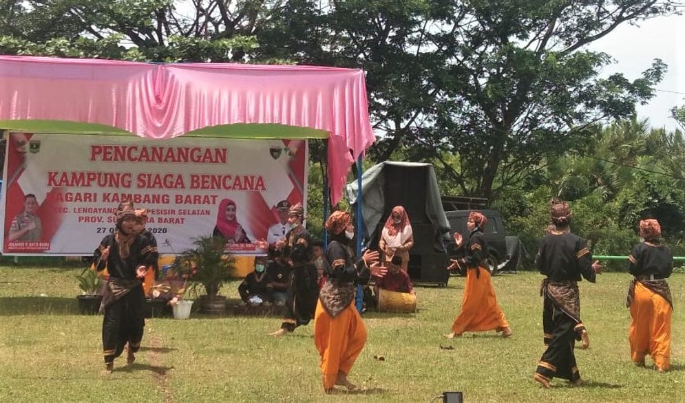 Sanggar Seni Anak Tarusan di Kabupaten Pesisir Selatan, Sumatra Barat menyosialisasikan pencegahan COVID-19 melalui peragaan Randai/Foto: ist