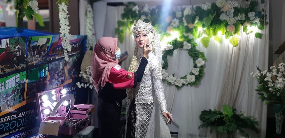Siswa SMA Double Track dari SMA Karas Magetan mempraktikkan keterampilan dalam bidang rias pengantin di halaman Dinas Pendidikan Jatim, Selasa (27/10/2020).