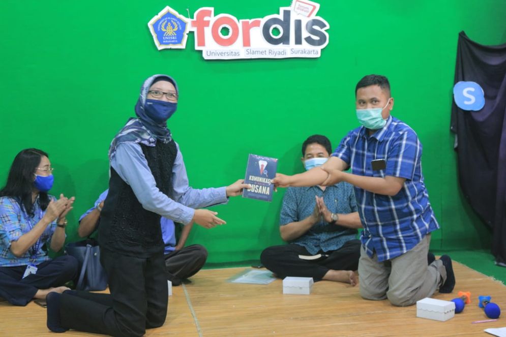 Diskusi diplomasi busana Fisip Unisri Surakarta