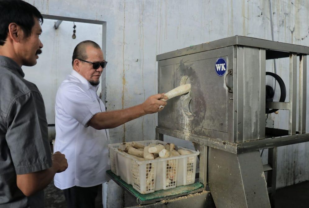 Ketua DPD RI La Nyalla Mattalitti mencoba alat pemotong singkong yang ada di pabrik keripik singkong di Malang.