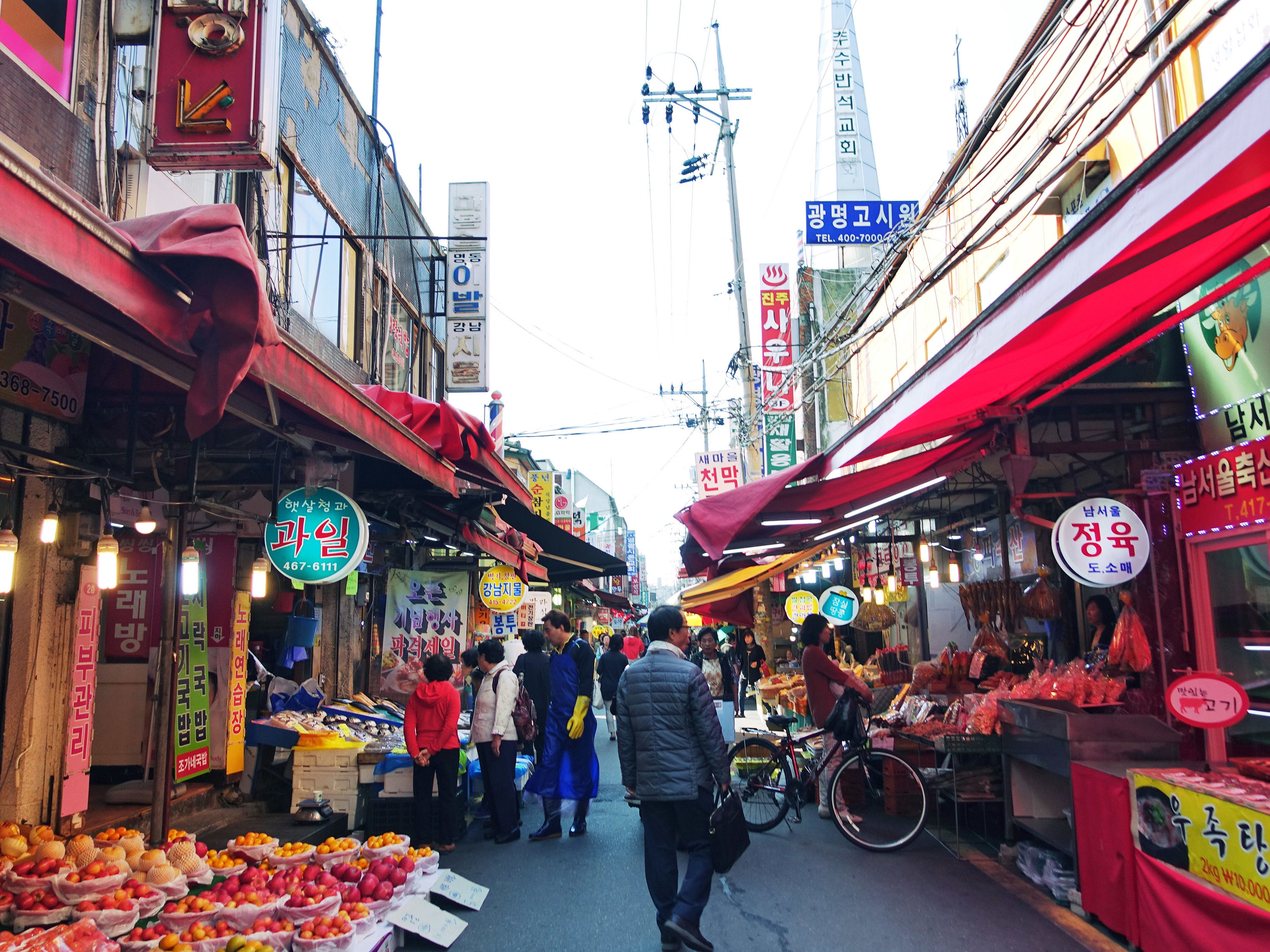Ilustrasi - Mulai bulan depan, warga Kota Seoul dapat mengakses internet gratis di sejumlah ruang publik. Termasuk di pasar tradisional dan bus. 