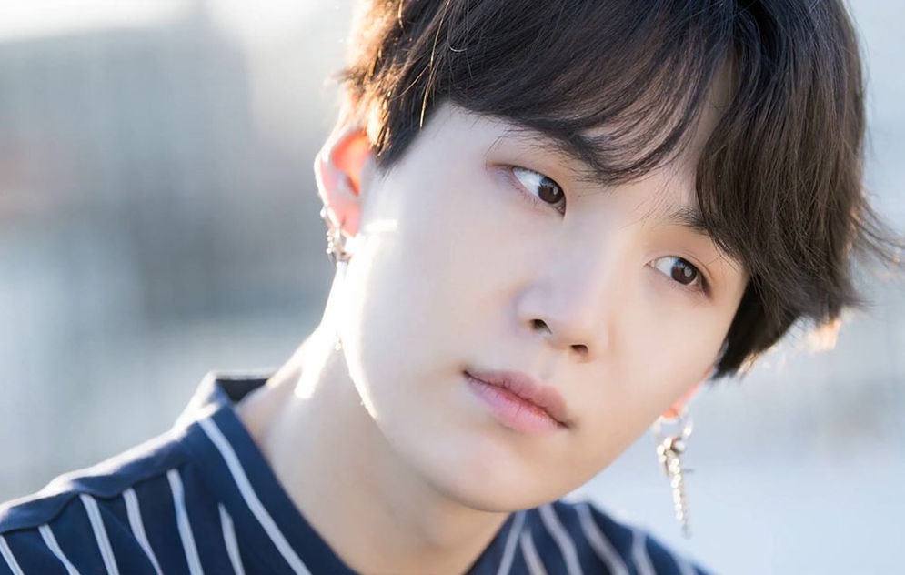 Fashion Suga BTS disorot karena mengenakan sepatu Vans Pro-LGBT.