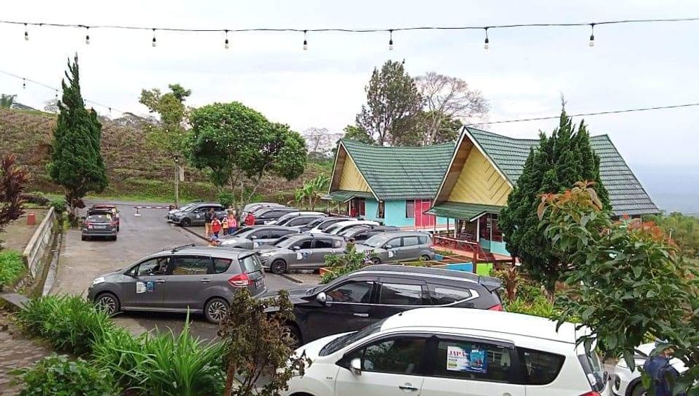 Kendaraan parkir di depan salah satu vila di kawasan Gunung Dempo Pagaralam
