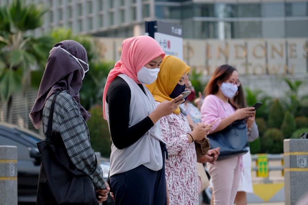 Ilustrasi warga beraktivitas dengan menggunakan masker di kawasan Thamrin, Jakarta. Foto: Ismail Pohan/TrenAsia