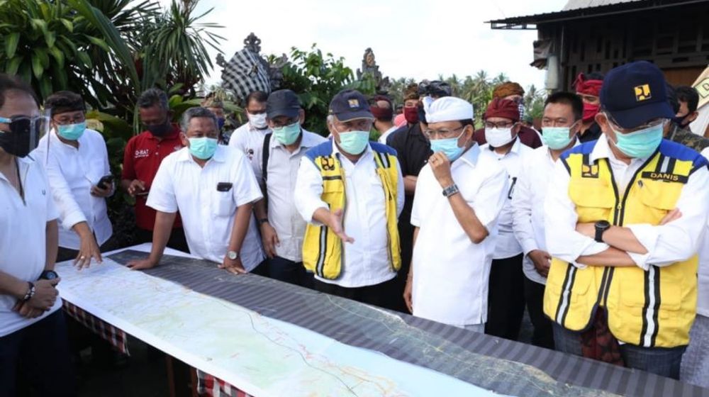 <p>Menteri Basuki didampingi Gubernur Bali I Wayan Koster saat melakukan peninjauan ke lokasi rencana pembangunan Jalan Tol Gilimanuk-Mengwi di Desa Sembung, Mengwi, Badung, Kamis, 6 Agustus 2020. / Dok. Kementerian PUPR</p>
