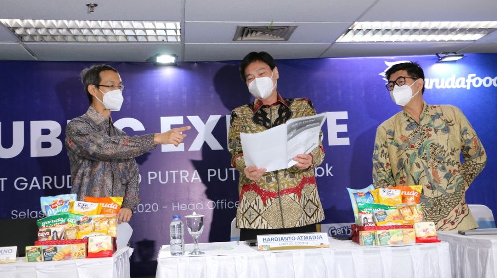 Paulus Tedjosutikno selaku Direktur Garudafood (kiri) Hardianto Atmadja Direktur Utama Garudafood (tengah) Robert Chandrakelana Adjie (kanan-kacamata list hitam)