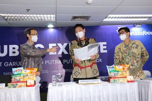 Paulus Tedjosutikno selaku Direktur Garudafood (kiri) Hardianto Atmadja Direktur Utama Garudafood (tengah) Robert Chandrakelana Adjie (kanan-kacamata list hitam)