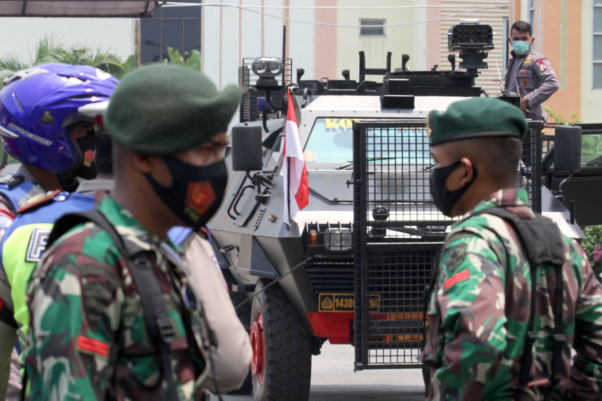 <p>Sejumlah personel TNI mengawal buruh yang melakukan aksi unjuk rasa di Jalan Daan Mogot, Kota Tangerang, Banten, Rabu, 7 Oktober 2020. Aksi tersebut sebagai bentuk kekecewaan buruh atas pengesahan Undang-Undang Cipta Kerja oleh DPR yang dianggap merugikan kaum buruh. Foto: Panji Asmoro/TrenAsia</p>
