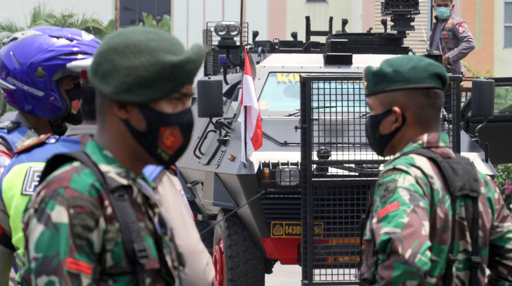 <p>Sejumlah personel TNI mengawal buruh yang melakukan aksi unjuk rasa di Jalan Daan Mogot, Kota Tangerang, Banten, Rabu, 7 Oktober 2020. Aksi tersebut sebagai bentuk kekecewaan buruh atas pengesahan Undang-Undang Cipta Kerja oleh DPR yang dianggap merugikan kaum buruh. Foto: Panji Asmoro/TrenAsia</p>
