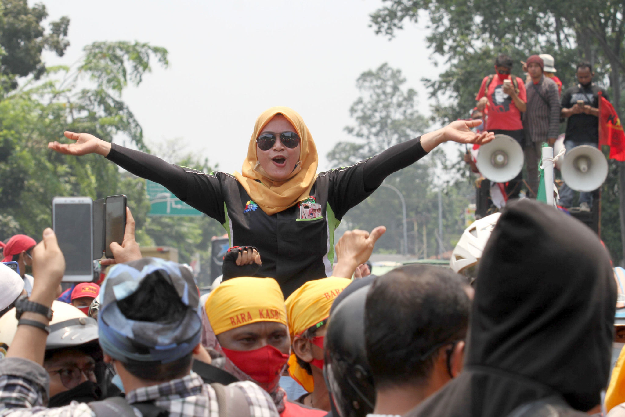 <p>Salah satu buruh tampak antusias mengikuti aksi unjuk rasa di Jalan Daan Mogot, Kota Tangerang, Banten, Rabu, 7 Oktober 2020. Aksi tersebut sebagai bentuk kekecewaan buruh atas pengesahan Undang-Undang Cipta Kerja oleh DPR yang dianggap merugikan kaum buruh. Foto: Panji Asmoro/TrenAsia</p>
