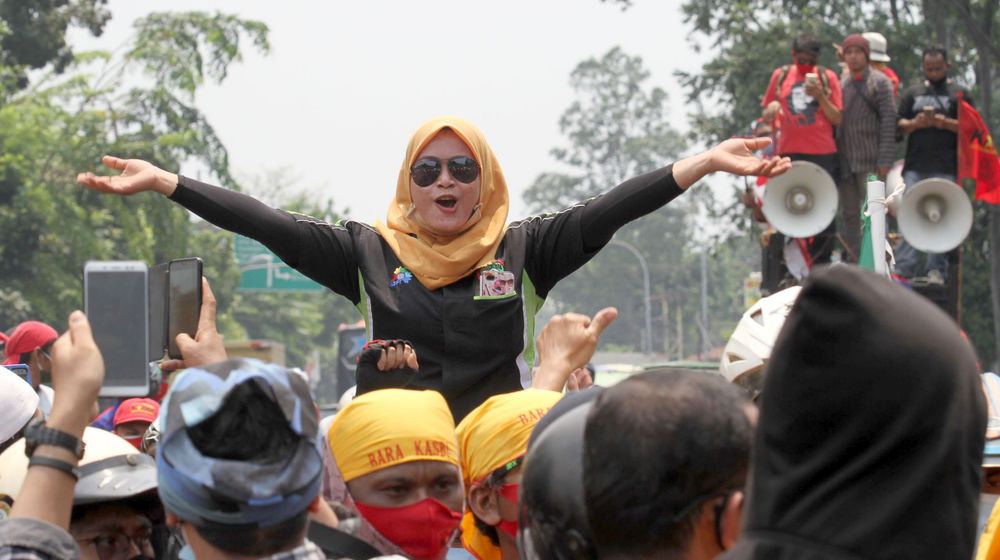 <p>Salah satu buruh tampak antusias mengikuti aksi unjuk rasa di Jalan Daan Mogot, Kota Tangerang, Banten, Rabu, 7 Oktober 2020. Aksi tersebut sebagai bentuk kekecewaan buruh atas pengesahan Undang-Undang Cipta Kerja oleh DPR yang dianggap merugikan kaum buruh. Foto: Panji Asmoro/TrenAsia</p>