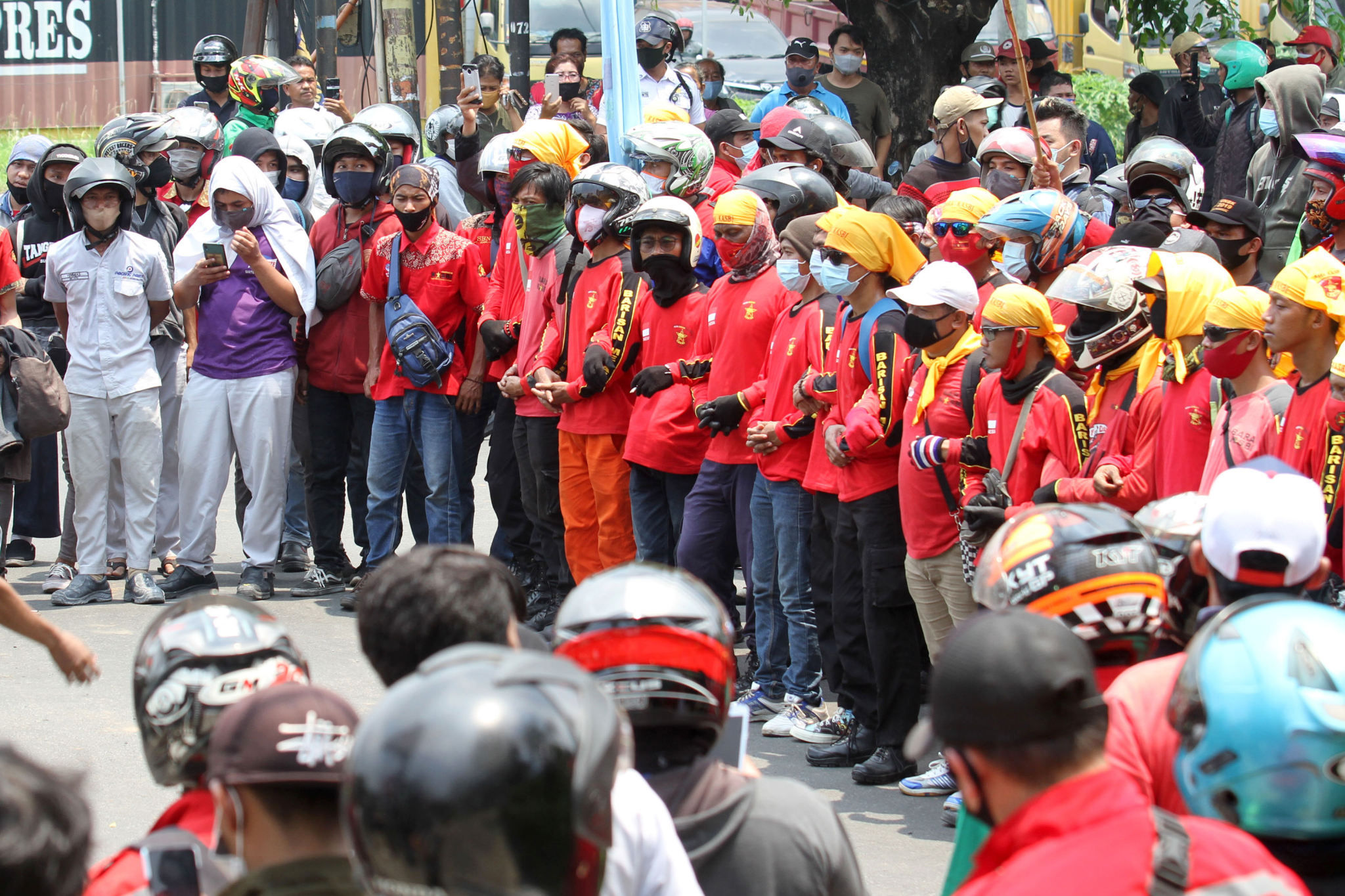 <p>Ribuan buruh mengikuti aksi unjuk rasa di Jalan Daan Mogot, Kota Tangerang, Banten, Rabu, 7 Oktober 2020. Aksi tersebut sebagai bentuk kekecewaan buruh atas pengesahan Undang-Undang Cipta Kerja oleh DPR yang dianggap merugikan kaum buruh. Foto: Panji Asmoro/TrenAsia</p>
