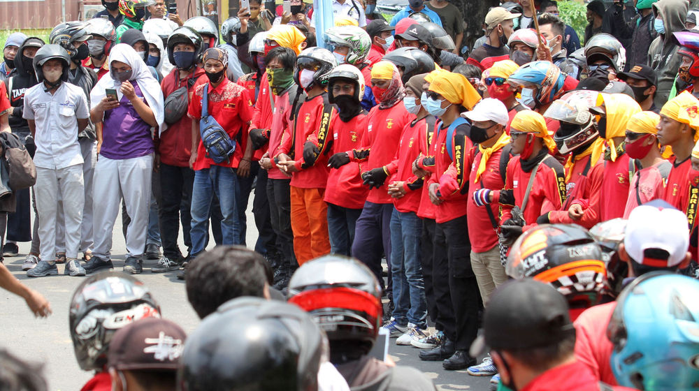 <p>Ribuan buruh mengikuti aksi unjuk rasa di Jalan Daan Mogot, Kota Tangerang, Banten, Rabu, 7 Oktober 2020. Aksi tersebut sebagai bentuk kekecewaan buruh atas pengesahan Undang-Undang Cipta Kerja oleh DPR yang dianggap merugikan kaum buruh. Foto: Panji Asmoro/TrenAsia</p>
