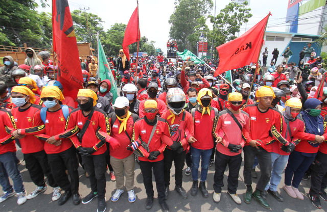 Ilustrasi demo buruh. Foto: Panji Asmoro/TrenAsia</p>
