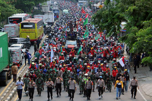 <p>Ribuan buruh mengikuti aksi unjuk rasa di Jalan Daan Mogot, Kota Tangerang, Banten, Rabu, 7 Oktober 2020. Aksi tersebut sebagai bentuk kekecewaan buruh atas pengesahan Undang-Undang Cipta Kerja oleh DPR yang dianggap merugikan kaum buruh. Foto: Panji Asmoro/TrenAsia</p>

