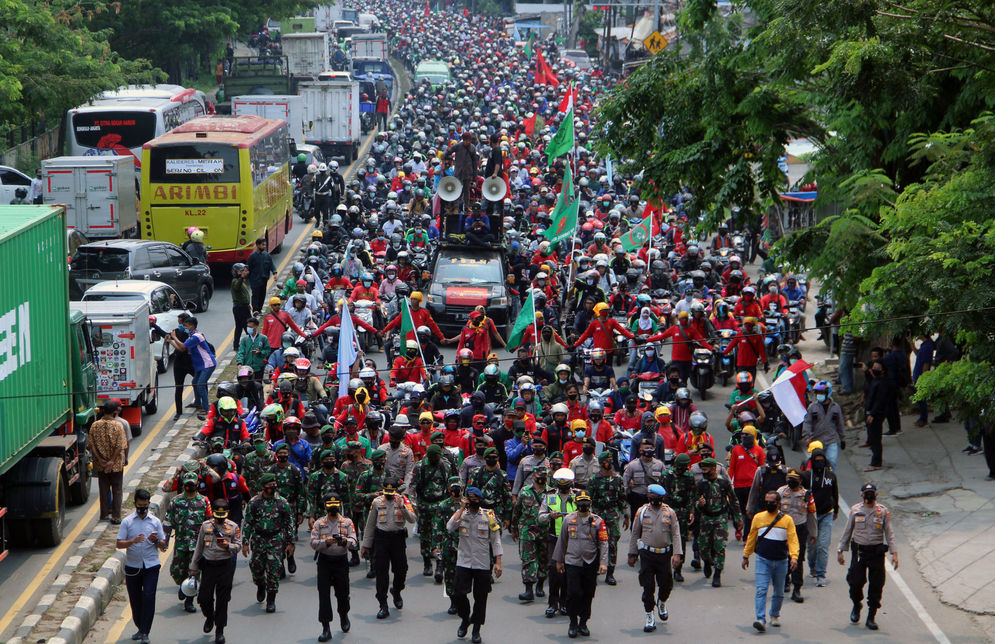 Para buruh ketika melakukan longmarch dari Bandung ke Jakarta untuk melakukan aksi demo pada 9 Agustus 2023.