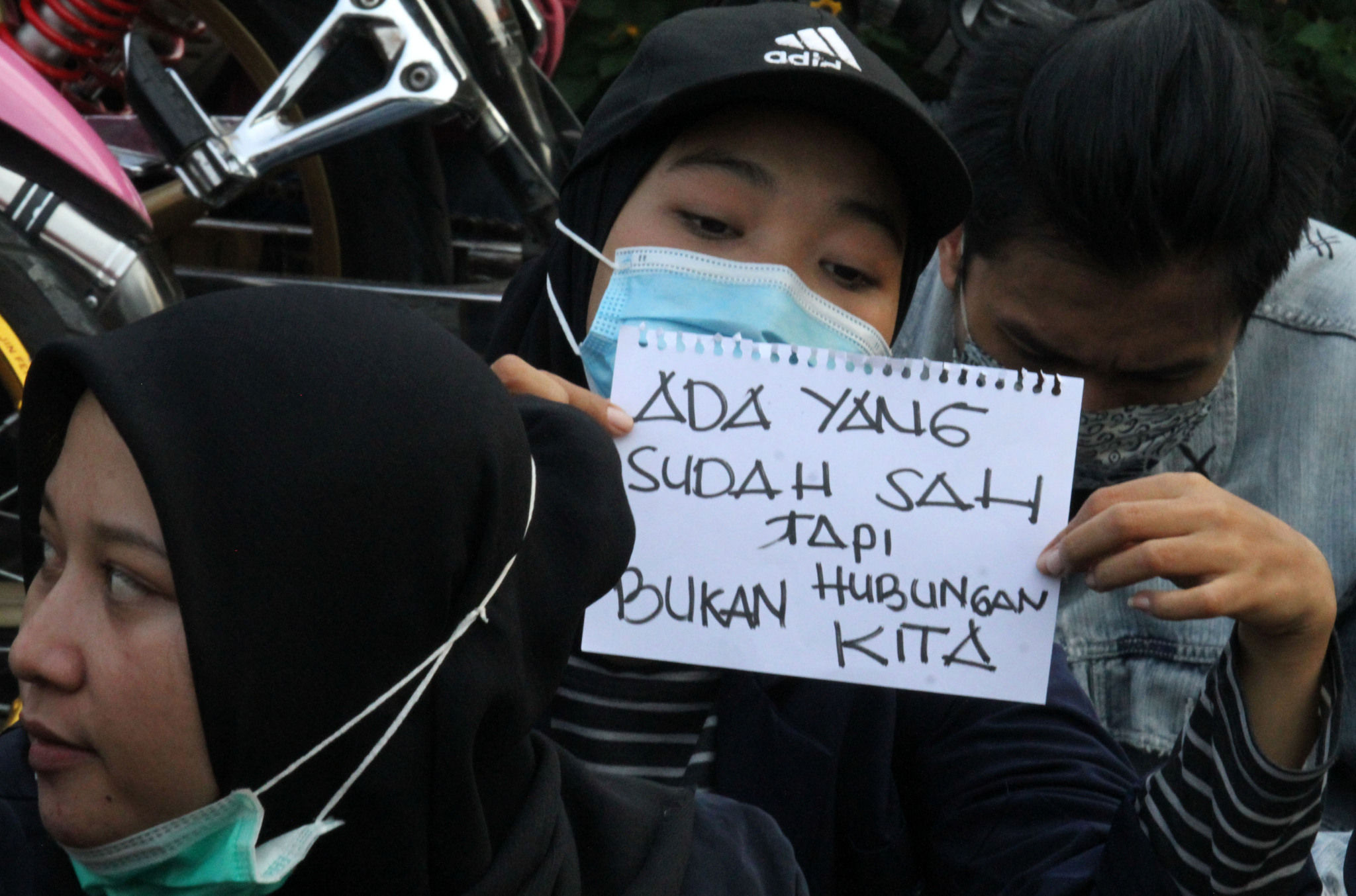 <p>Sejumlah mahasiswa melakukan demonstrasi di Tugu Adipura, Kota Tangerang, Banten, Rabu, 7 Oktober 2020. Aksi tersebut sebagai penolakan atas pengesahan Undang-Undang Cipta Kerja oleh DPR. Foto: Panji Asmoro/TrenAsia</p>
