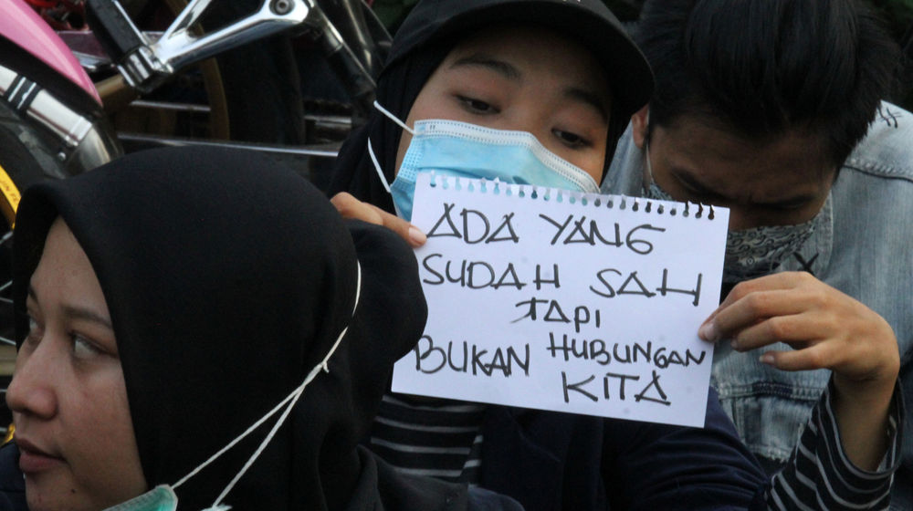 <p>Sejumlah mahasiswa melakukan demonstrasi di Tugu Adipura, Kota Tangerang, Banten, Rabu, 7 Oktober 2020. Aksi tersebut sebagai penolakan atas pengesahan Undang-Undang Cipta Kerja oleh DPR. Foto: Panji Asmoro/TrenAsia</p>
