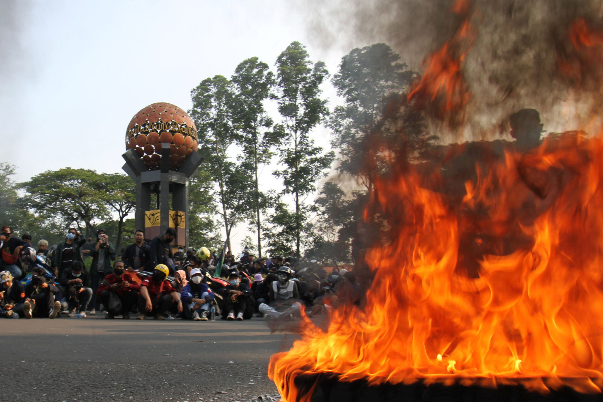 <p>Sejumlah mahasiswa melakukan demonstrasi di Tugu Adipura, Kota Tangerang, Banten, Rabu, 7 Oktober 2020. Aksi tersebut sebagai penolakan atas pengesahan Undang-Undang Cipta Kerja oleh DPR. Foto: Panji Asmoro/TrenAsia</p>
