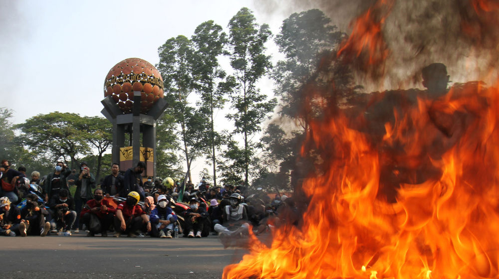 <p>Sejumlah mahasiswa melakukan demonstrasi di Tugu Adipura, Kota Tangerang, Banten, Rabu, 7 Oktober 2020. Aksi tersebut sebagai penolakan atas pengesahan Undang-Undang Cipta Kerja oleh DPR. Foto: Panji Asmoro/TrenAsia</p>
