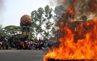 <p>Sejumlah mahasiswa melakukan demonstrasi di Tugu Adipura, Kota Tangerang, Banten, Rabu, 7 Oktober 2020. Aksi tersebut sebagai penolakan atas pengesahan Undang-Undang Cipta Kerja oleh DPR. Foto: Panji Asmoro/TrenAsia</p>
