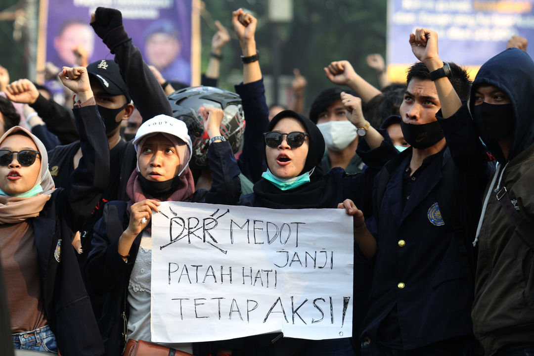 <p>Sejumlah mahasiswa melakukan demonstrasi di Tugu Adipura, Kota Tangerang, Banten, Rabu, 7 Oktober 2020. Aksi tersebut sebagai penolakan atas pengesahan Undang-Undang Cipta Kerja oleh DPR. Foto: Panji Asmoro/TrenAsia</p>
