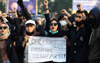 <p>Sejumlah mahasiswa melakukan demonstrasi di Tugu Adipura, Kota Tangerang, Banten, Rabu, 7 Oktober 2020. Aksi tersebut sebagai penolakan atas pengesahan Undang-Undang Cipta Kerja oleh DPR. Foto: Panji Asmoro/TrenAsia</p>
