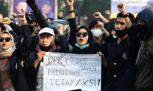 <p>Sejumlah mahasiswa melakukan demonstrasi di Tugu Adipura, Kota Tangerang, Banten, Rabu, 7 Oktober 2020. Aksi tersebut sebagai penolakan atas pengesahan Undang-Undang Cipta Kerja oleh DPR. Foto: Panji Asmoro/TrenAsia</p>
