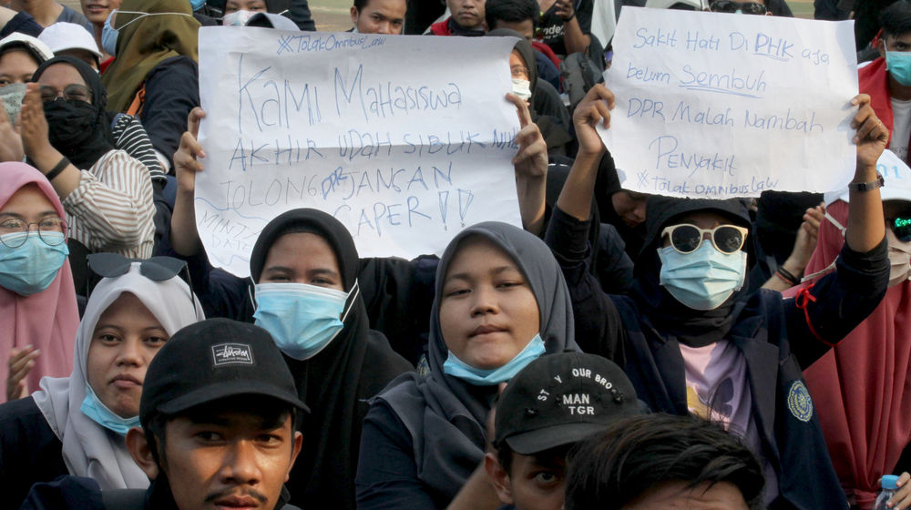 <p>Sejumlah mahasiswa melakukan demonstrasi di Tugu Adipura, Kota Tangerang, Banten, Rabu, 7 Oktober 2020. Aksi tersebut sebagai penolakan atas pengesahan Undang-Undang Cipta Kerja oleh DPR. Foto: Panji Asmoro/TrenAsia</p>
