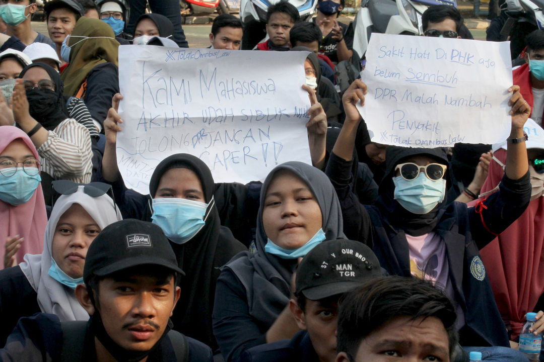 <p>Sejumlah mahasiswa melakukan demonstrasi di Tugu Adipura, Kota Tangerang, Banten, Rabu, 7 Oktober 2020. Aksi tersebut sebagai penolakan atas pengesahan Undang-Undang Cipta Kerja oleh DPR. Foto: Panji Asmoro/TrenAsia</p>
