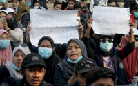 <p>Sejumlah mahasiswa melakukan demonstrasi di Tugu Adipura, Kota Tangerang, Banten, Rabu, 7 Oktober 2020. Aksi tersebut sebagai penolakan atas pengesahan Undang-Undang Cipta Kerja oleh DPR. Foto: Panji Asmoro/TrenAsia</p>
